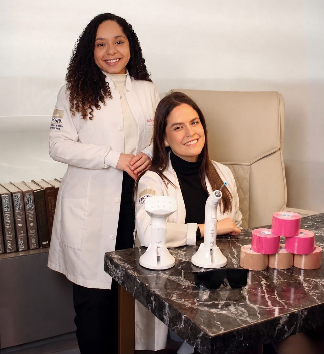 Sofia Ávila e Ana Júlia Venâncio, fisioterapeutas da Perfektion, com laser e tapes